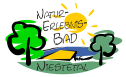 Naturerlebnisbad Logo mit Steg, Bäumen am Teich und Wasser.